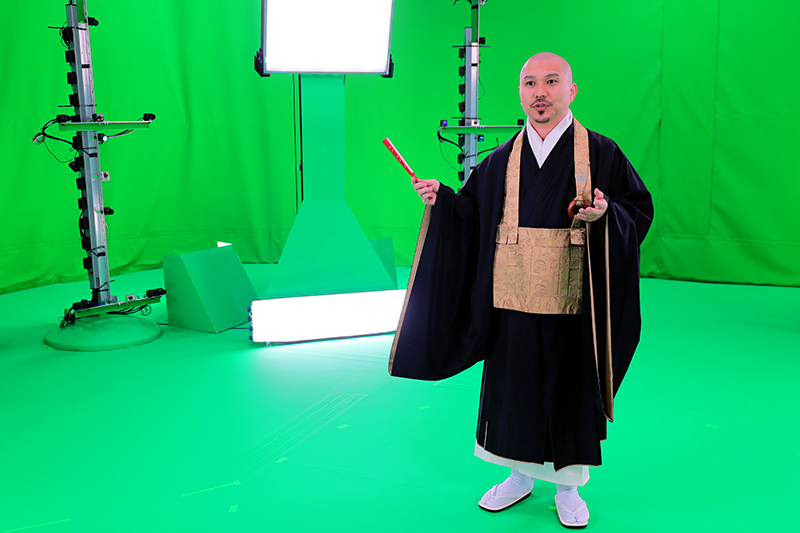 米シアトルのMicrosoft Mixed Reality Capture Studiosで撮影している様子。ナビゲータは僧侶の浅野俊道さん