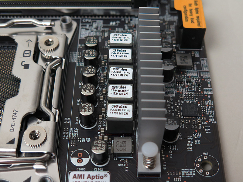 ヒートシンクは比較的おとなしい