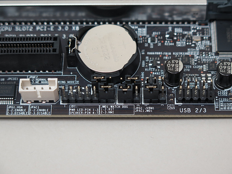 AST2500のビデオ機能およびRealtekのオーディオコーデックはジャンパー設定で無効にできる