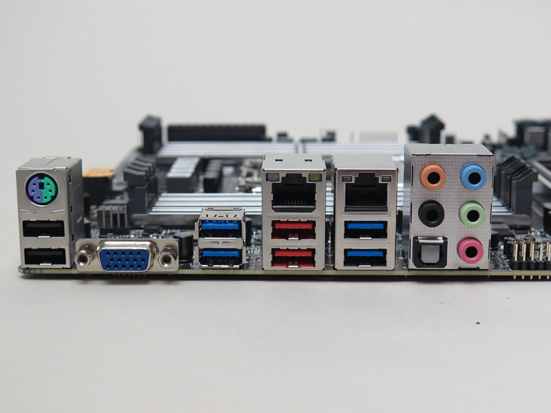 背面インターフェイス。USB 3.1×2、USB 3.0×4、USB 2.0×2、5Gigabit Ethernet、Gigabit Ethernet、ミニD-Sub15ピン、PS/2、音声入出力