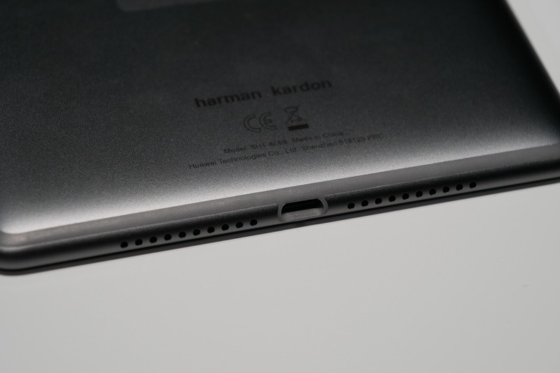 下部にUSB Type-Cポートを備える