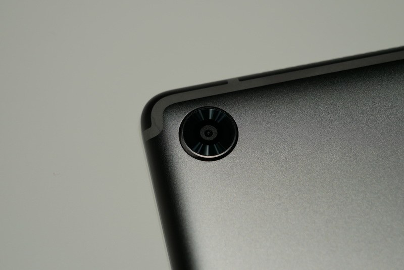 背面カメラは1,300万画素でオートフォーカス対応