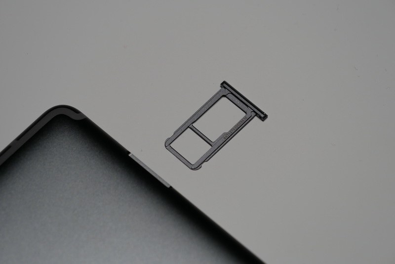 外部メモリとしてmicroSDカードを利用可能。LTEモデルではnano SIMを装着して利用する