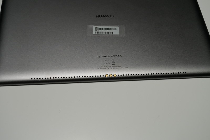 下部にステレオスピーカを搭載