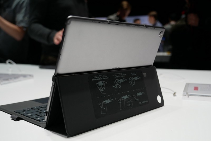 カバー背面は中央で折れ曲がり、スタンドとして利用可能。角度は無段階に調節できる