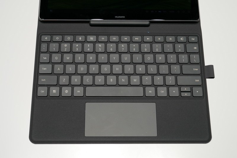 キーボードはアイソレーションタイプで、タッチパッドの面積も広い