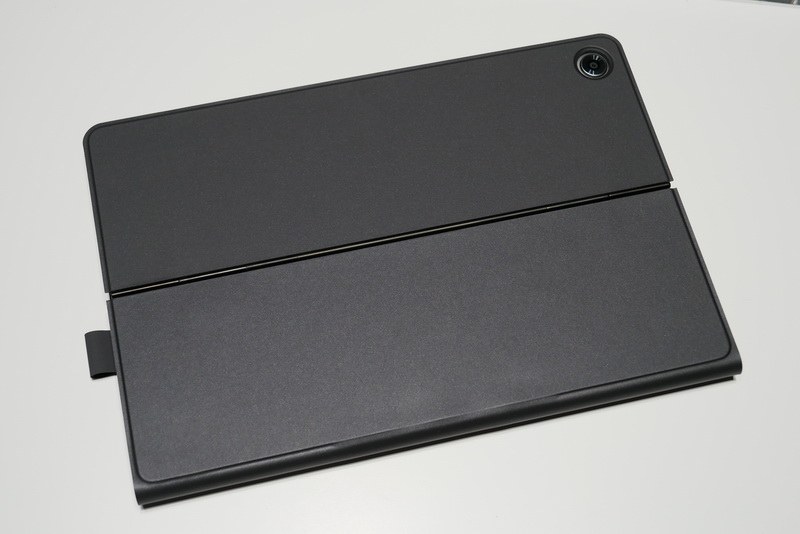 カバーを閉じると、本体がすっぽり覆われる