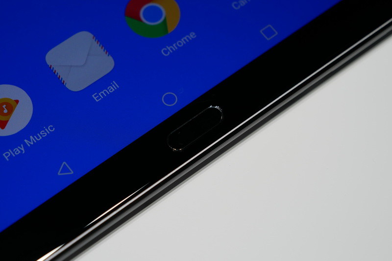 ディスプレイ右に指紋認証センサーを搭載