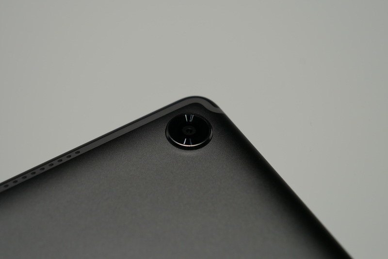 背面カメラは1,300万画素でオートフォーカス対応