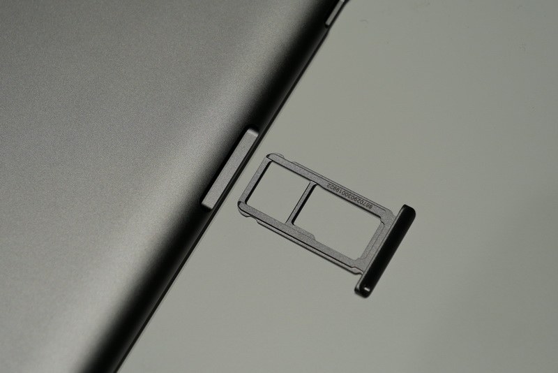 こちらも外部メモリとしてmicroSDカードが利用でき、LTE対応モデルではmicro SIMを装着可能