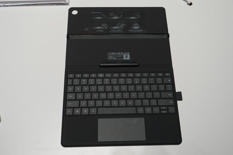 キーボードカバーの仕様も同じで、キーボードカバーの装着でPC Modeが起動し、2in1 PC相当に利用できる点も同じだ