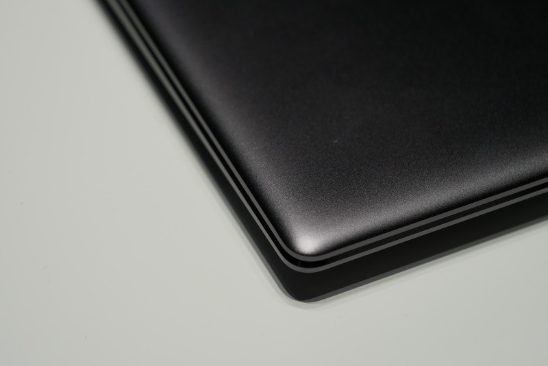 側面付近はダイヤモンドカット加工が施されている