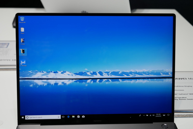 3,000×2,000ドット表示対応の13.9型低温ポリシリコン液晶を搭載。上下左右の4辺狭額縁仕様で、ディスプレイの締める割合は91%に達する。タッチ操作にも対応