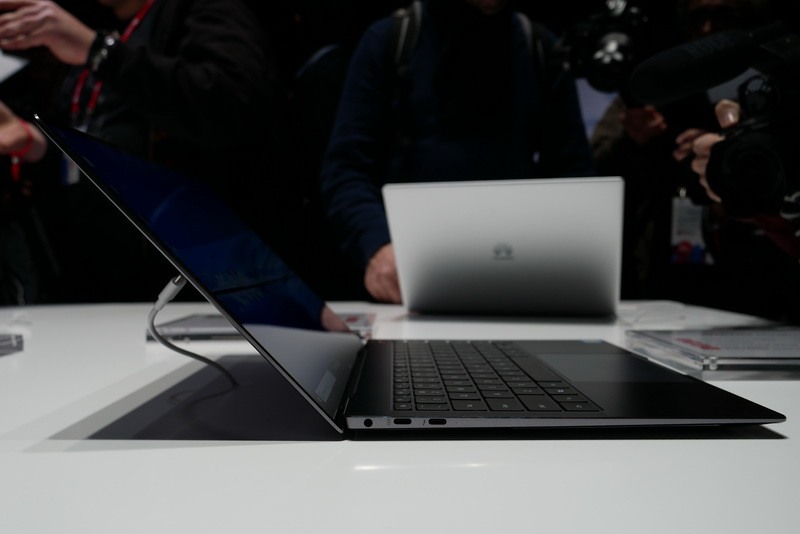 ディスプレイは125度ほどの角度までしか開かない