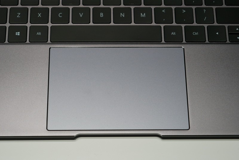 タッチパッドはクリックボタン一体型で、13型クラスとしては最大級のサイズとなっている