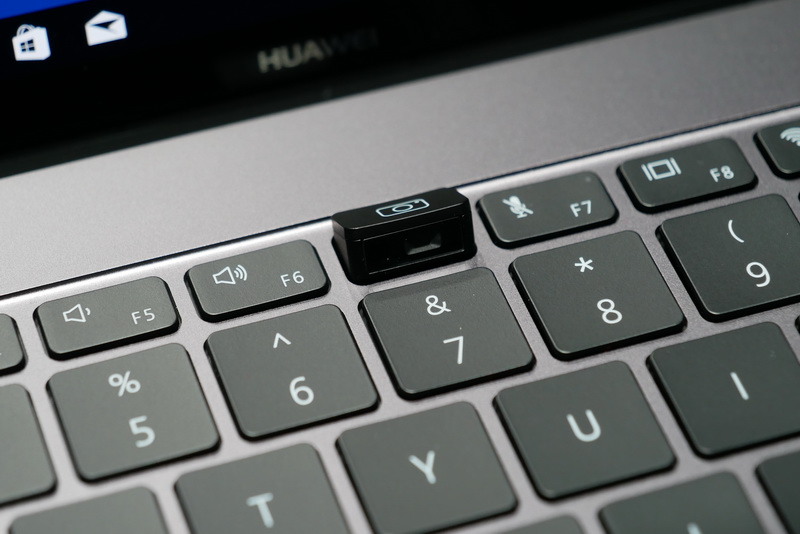 カメラを利用するときには、このようにポップアップさせる。使わないときには収納することでカメラが使えなくなり、プライバシーも保てる