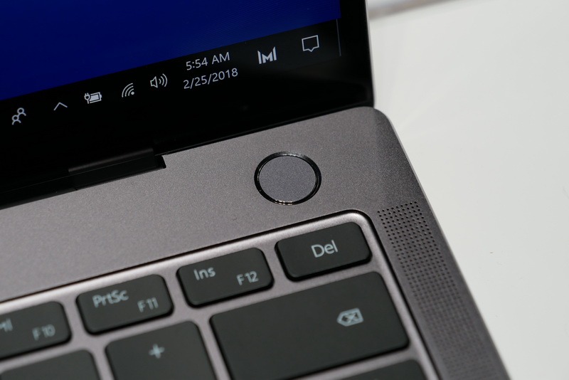 キーボード右上の電源ボタンは指紋認証センサー一体型