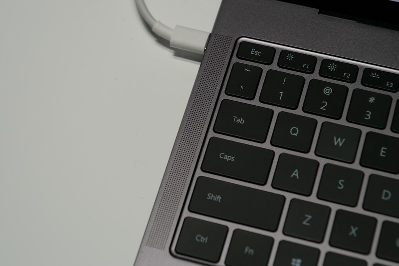 キーボード左右に2Way4スピーカーを搭載。Dolby Atmos対応で、迫力のあるサラウンドサウンドを楽しめる