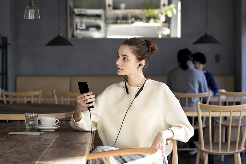 ネックバンド型のSBH90C、このようにUSBで優先接続して利用可能