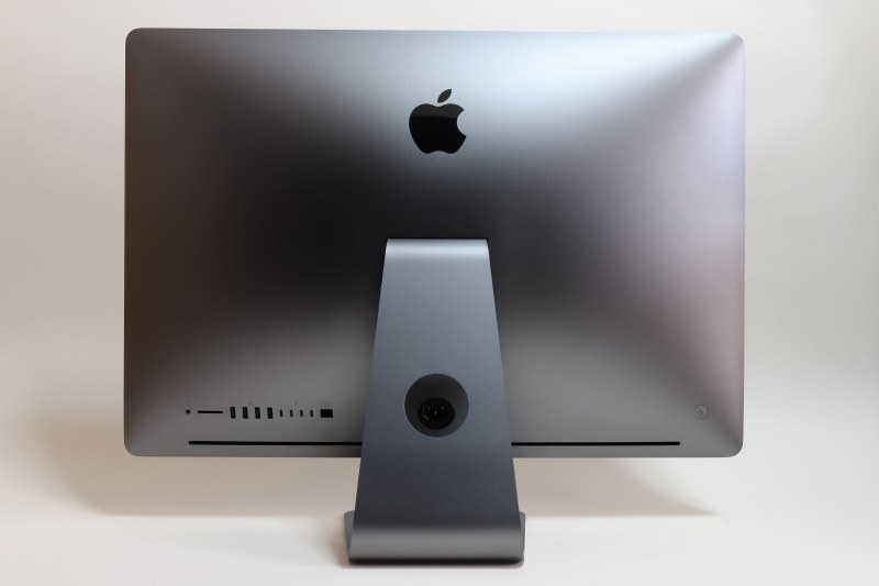 本体背面。左下にインターフェイス類が、右下に電源ボタンが配置されている