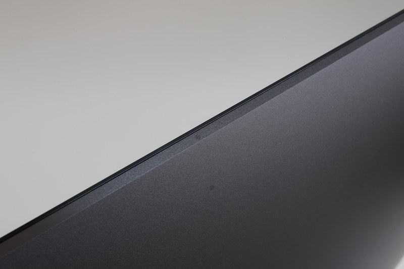 マイクは上面と背面上部にも設置されている。ビームフォーミングテクノロジが採用された合計4個のマイクにより、指向性を持たせて、音声品質を向上させている