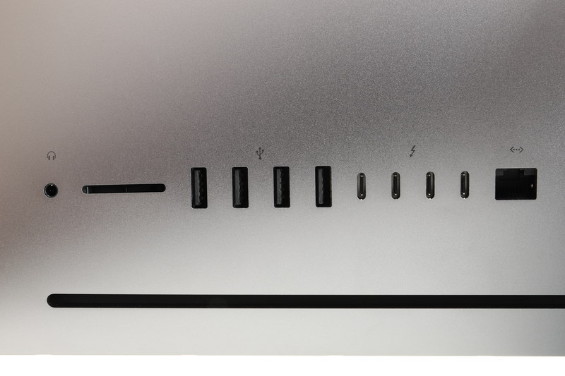 左から3.5mmヘッドフォンジャック、SDXCカードスロット(UHS-IIに対応)、Thunderbolt 3(USB Type-C)ポート×4、USB 3ポート×4、10Gb Ethernet