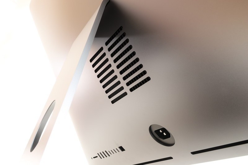 27インチiMac Retina 5Kディスプレイモデルにはスタンドの下にメモリコンパートメントドアが用意されており、ユーザーがメモリを増設、換装できる。しかしiMac Proではバックパネルをはずさないかぎりメモリスロットにアクセスできない