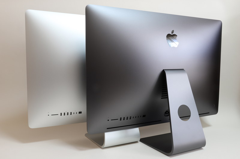 左がiMac、右がiMac Pro。筐体が大きいせいか、単体で見ると色が濃く感じられないiMac Proだが、並べて見るとその差は歴然としている