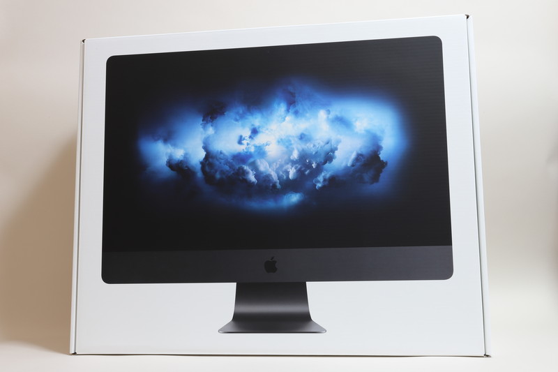 iMac Proのパッケージ。この壁紙「Ink Cloud」は、iMac Proにだけインストールされている特別なものだ