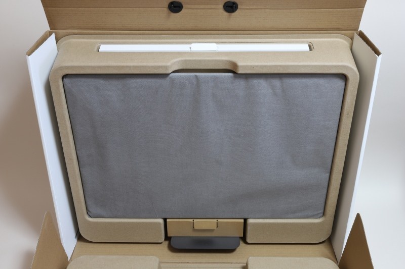 従来のiMacでは発泡スチロールが梱包に使われていたが、環境に配慮してか紙製に変更されている