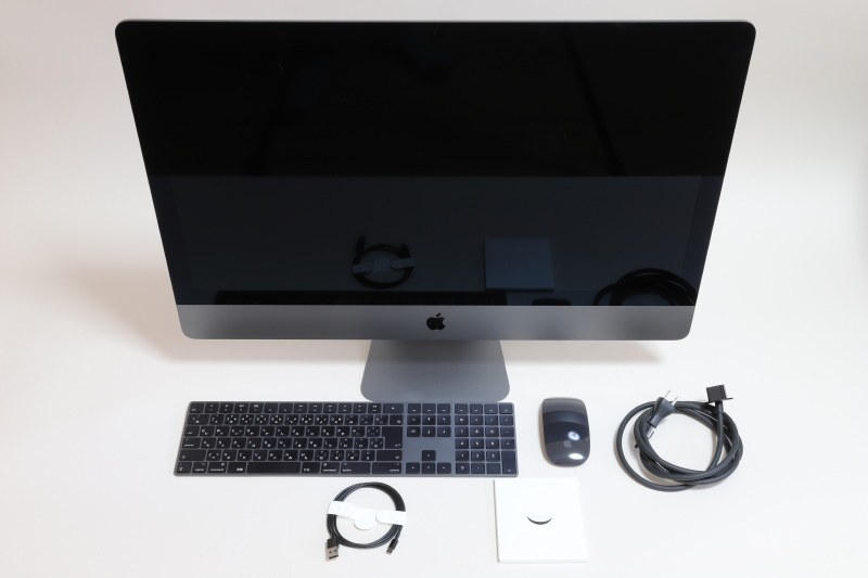本体同梱物一覧。左上からiMac Pro本体、スペースグレイMagic Keyboard(テンキー付き)、スペースグレイMagic Mouse 2、電源コード、Lightning – USBケーブル、取り扱い説明書