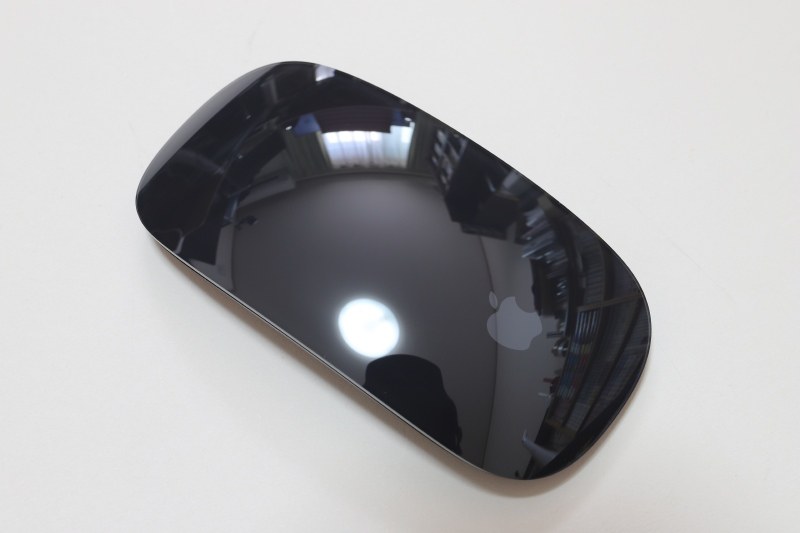 スペースグレイMagic Mouse 2。非常に美しいマウスだが盛大に周囲の景色が映り込んでしまう。トラックパッドの「Magic Trackpad 2」にもスペースグレイ版が用意されているが、iMac Pro購入時にしか買うことができない