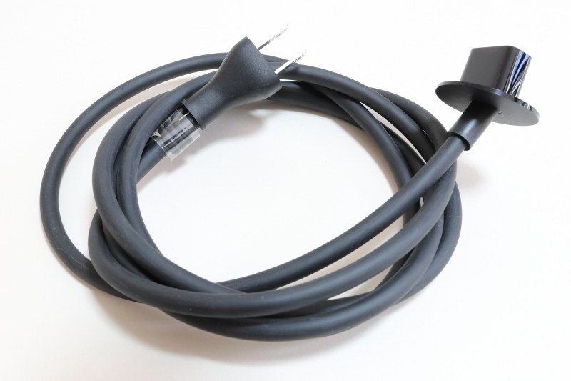 電源コードもスペースグレイに合わせて黒色が採用されている。ケーブルの長さは実測約185cm