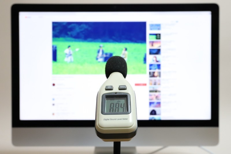 iMacで、YouTubeに公開されている「前前前世 (movie ver.) RADWIMPS MV」を最大ボリュームで再生したさいの音圧レベルは最大88.4dBA(50cmの距離で測定)