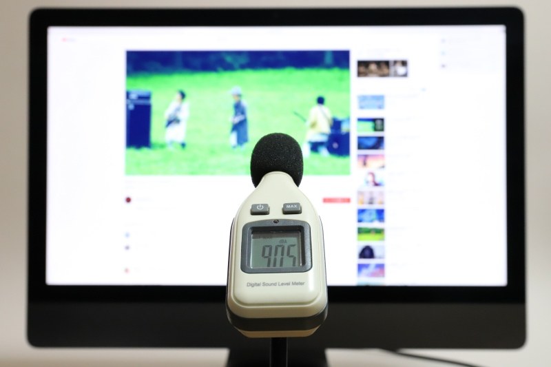iMac Proで、YouTubeに公開されている「前前前世 (movie ver.) RADWIMPS MV」を最大ボリュームで再生したさいの音圧レベルは最大90.5dBA(50cmの距離で測定)