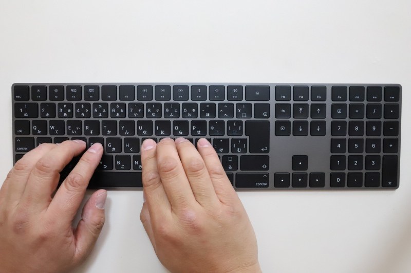 サイズは419.7×114.9×4.1～10.9mm(幅×奥行き×高さ)、重量は実測365g。キーピッチは実測約19mmが確保されているが、キーストロークは浅め