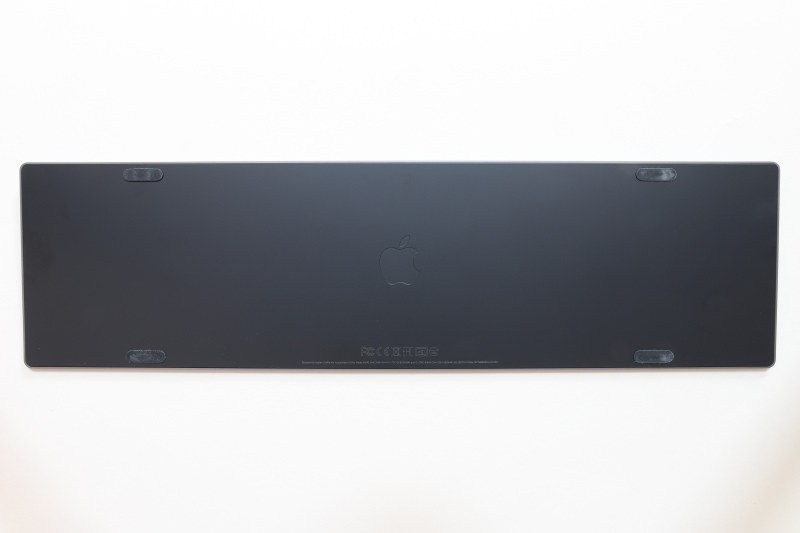 4つのゴム足が配置されており、底面はテーブルに接地していない