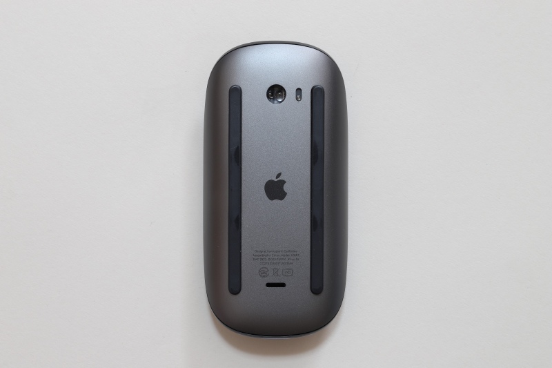 底面には電源スイッチと充電用のLightning端子が配置されている。充電しながら使用することはできない