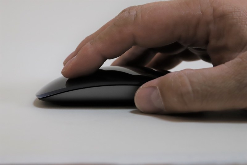 天面はマルチタッチ対応。1本指で左右にスクロール、2本指で左右にスワイプ、2本指でダブルタップなどのジェスチャーを利用可能。マウスの設定で「副ボタンのクリック」を有効にすれば、2ボタンマウスのようにメニューを展開、選択できる