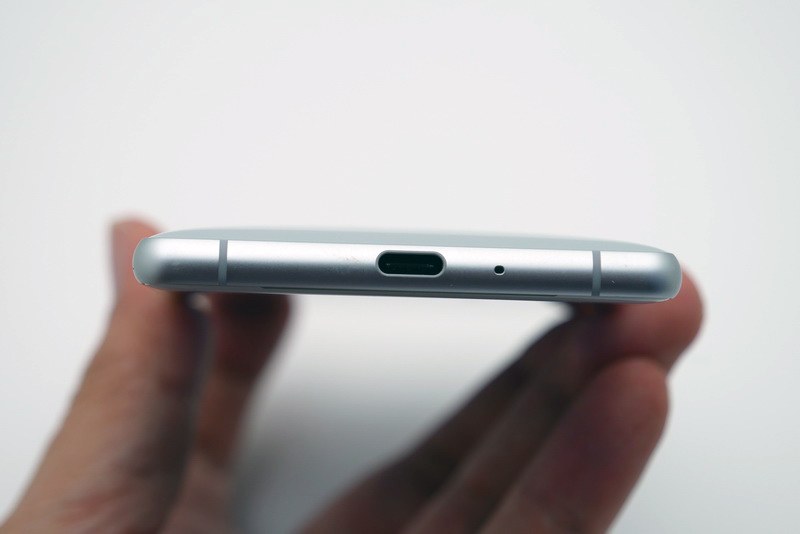 下部側面。外部コネクタはUSB Type-Cを採用