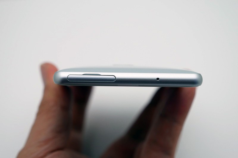 上部側面。ヘッドフォンジャックは廃止となっている