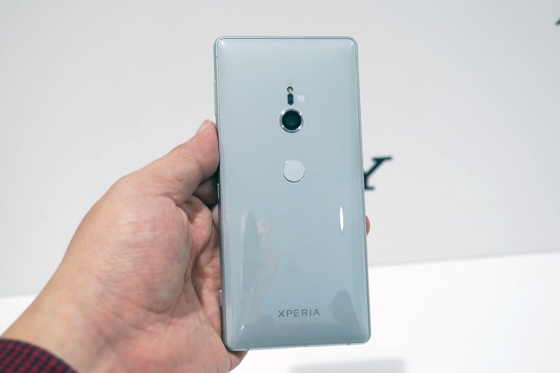 背面。上下左右になだらかにカーブした新デザインで、カメラや指紋認証センサーの配置も換わっており、大きく印象が変わっている