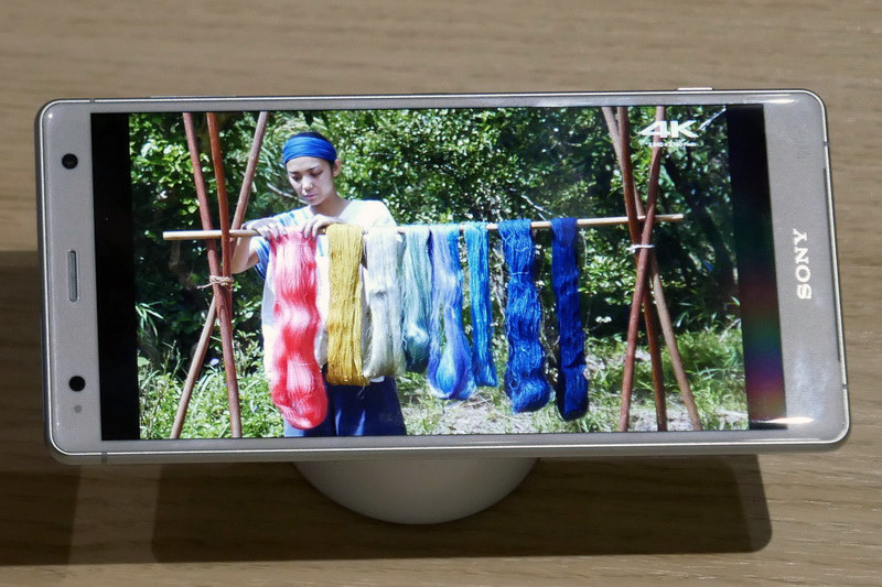 ディスプレイはHDR表示に対応。非常に鮮やかで深みのある色合いや、明暗のメリハリを再現できている