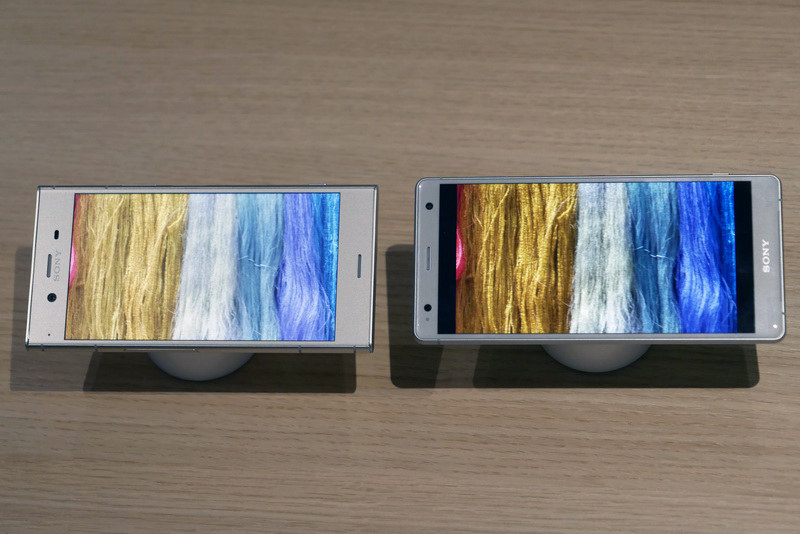 左はXperia XZ1、右はXperia XZ2。写真ではわかりづらいかもしれないが、XZ2のほうが鮮やかな色合いだ