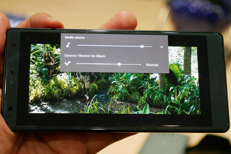 「ダイナミックバイブレーションシステム」を有効にすると、音楽や映像の音に合わせて本体が振動。これまでにない臨場感が楽しめる