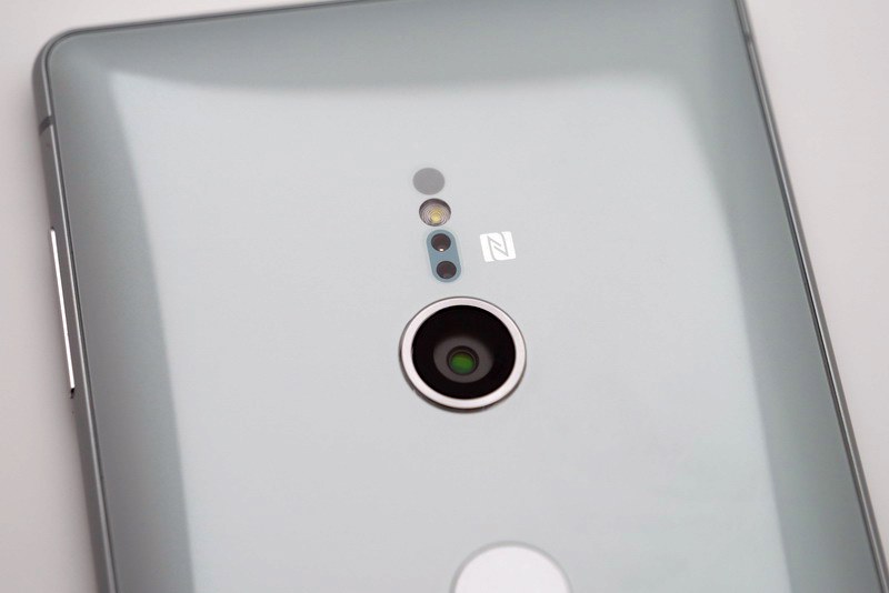 背面のメインカメラは、本体中央付近に配置