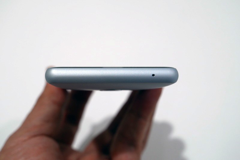 上部側面。こちらもヘッドフォンジャックは廃止された