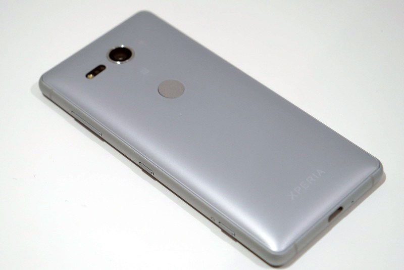 背面はマット調の塗装となっており、落ち着いた印象が強くなっている