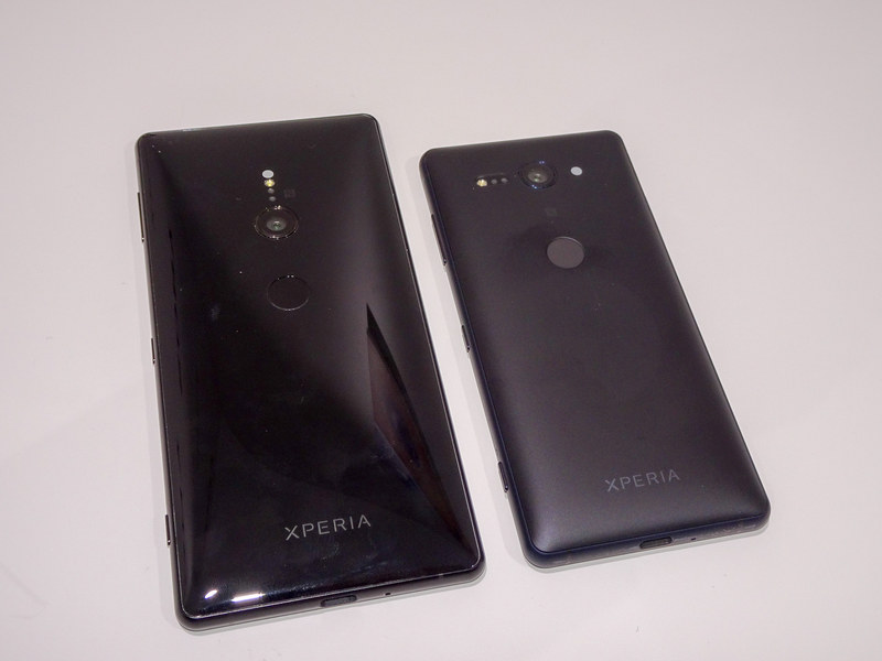 左がXperia XZ2、右がXperia XZ2 Compact、それぞれの背面