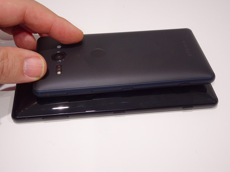 下がXperia XZ2、上がXperia XZ2 Compact